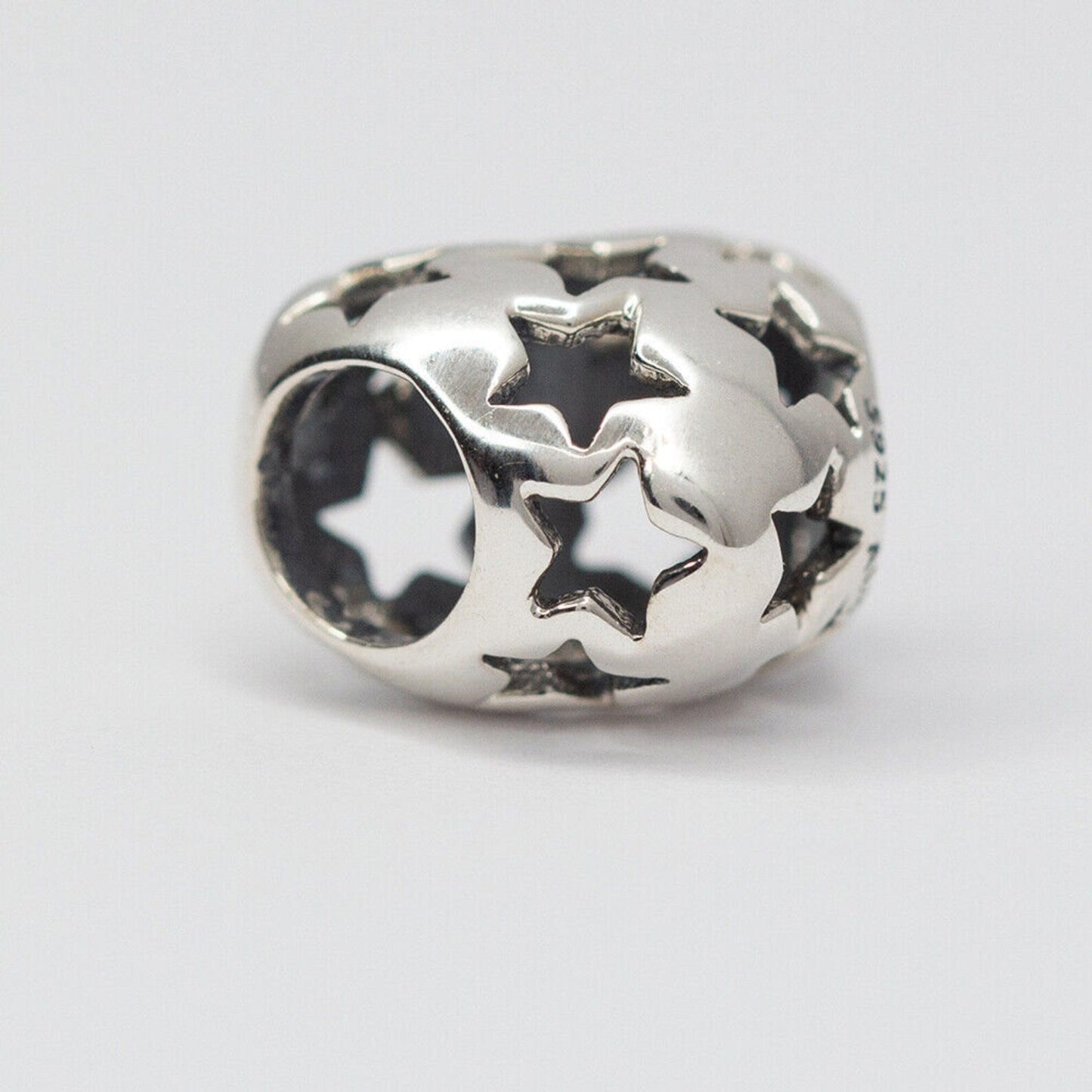 Charm de prata coração vazado com estrelas vazadas